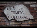 02439 ostia - regio v - insula xi - tempio collegiale (v,xi,1) - schild - 2017.jpg